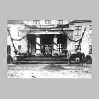 020-0030 Freitreppe des Schlosses zur Hofseite. Links im Bild Herr Heubach..jpg